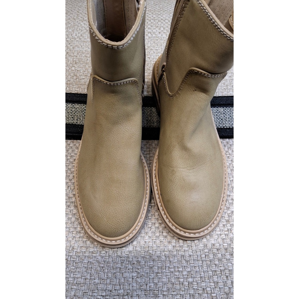 Time and Tru Womens Lug Sole Ankle Boots Olive Green Size 7.5 
(B8)